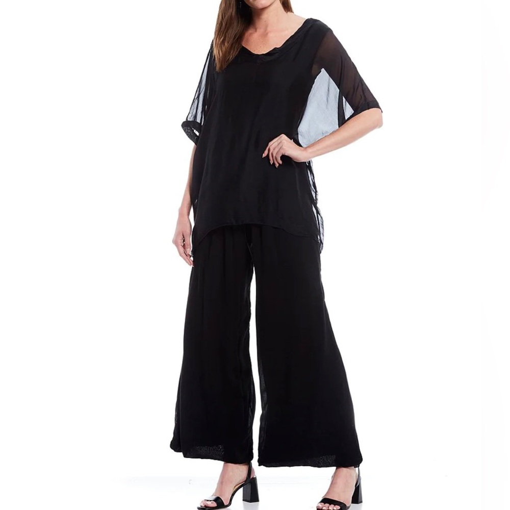 Italy designer top M made
V-Neck Sheer Sleeve Sharkbite Hem Silky Woven Top
